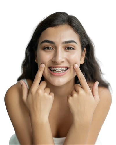 Paciente sorrindo com aparelho ortodôntico instalado